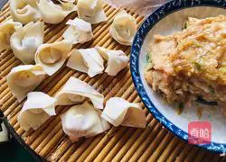 Illustration of how to make big meat wontons 5