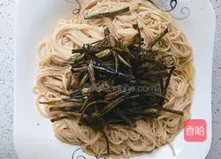 Illustration of how to make noodles with scallion oil 7