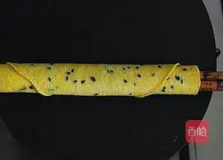 Illustration of how to make egg rolls 7