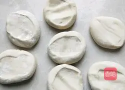 Illustration of how to make peanut sesame candy triangle 8