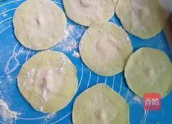 Illustration of how to make cabbage and mushroom dumplings 7