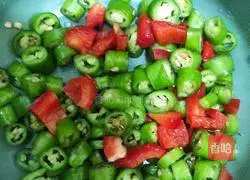 Illustration of how to make stir-fried sausage 1