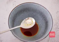 Illustration of how to make shrimp and pork wontons 17