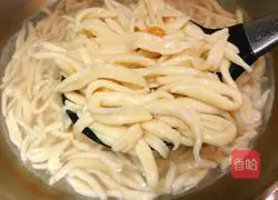 Illustration of how to make scissor noodles with tomatoes poured with oil 14