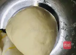 Illustration of how to make leek, egg and shrimp dumplings 2