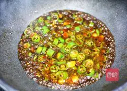 Illustration of how to make green pepper and egg noodles 16