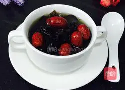 Illustration of how to make black fungus and red date soup 6