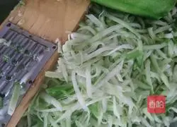 Illustration of how to make dumplings stuffed with radish and meat residue 2