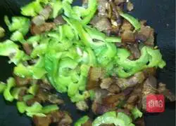 Illustration of how to make fried bitter melon with sausage 8