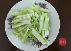 Illustration of how to make protein loofah and wolfberry soup 3