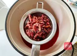 Illustration of how to mix grape jelly with milk 5