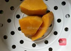 Illustration of how to make pumpkin flower steamed buns 1