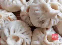 Illustration of how to steam cabbage and pork with pink skin 17