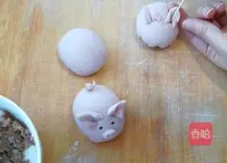 Illustration of how to make piglet fresh meat buns 7