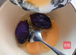 Illustration of how to make purple sweet potato rolls stuffed with roses 3