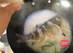 Milk white crucian carp soup recipe 9