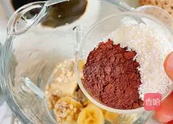 Illustration of how to make banana cocoa oatmeal drink 4