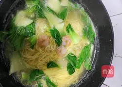 Illustration of how to make shrimp, egg and vegetable noodles 4