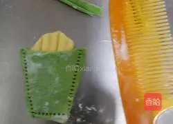 Illustration of how to make spinach, pumpkin and fries steamed buns 8