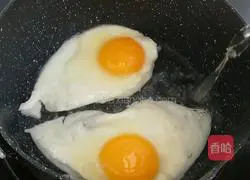 Illustration of how to make hot noodles with meatballs and eggs 2