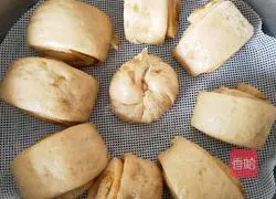 Illustration of how to make brown sugar steamed buns 13