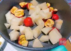 Illustration of how to make hawthorn and snow pear soup 6