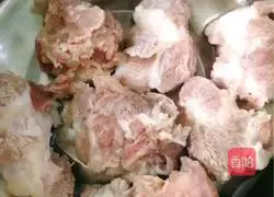 Illustration of how to make grass root small intestine soup 3