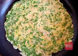 Illustration of how to make leek and shrimp skin egg rolls 10