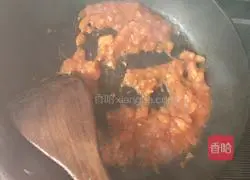 Illustration of how to make tomato sauce spiral pasta 9