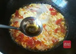 Illustration of how to make tomato and egg soup 8