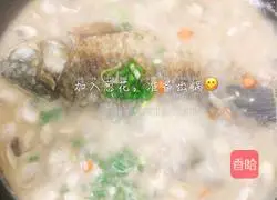 Illustration of how to make mushroom and crucian carp soup 8