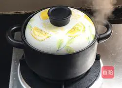 Illustration of how to cook squab stewed with red dates and American ginseng 7