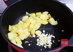 Illustration of how to make potato and ham braised noodles 5