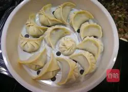 Illustration of how to make dumplings stuffed with pork and shallots 4