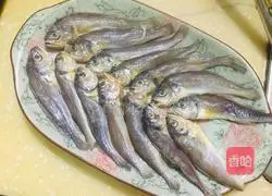 Illustration of how to make steamed small yellow croaker 2