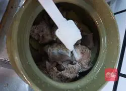 Illustration of how to make tea oil and yam pork ribs 2