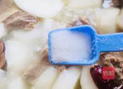 Illustration of how to make radish and beef brisket in clear soup 13
