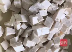 Illustration of how to make loofah tofu soup 2