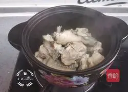 Illustration of how to make hazel mushroom stewed chicken soup 6