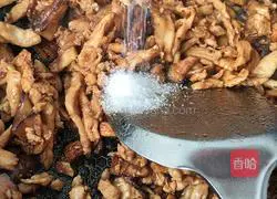 Illustration of how to make shredded mushroom and chicken noodles 12