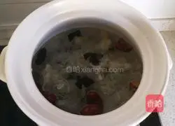 Illustration of how to make red dates and longan soup with double ears 8