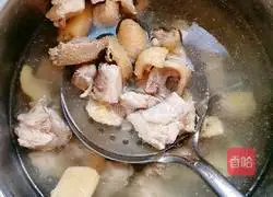 Illustration of how to make wolfberry corn chicken soup 4