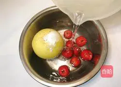 Illustration of how to make red fruit and water chestnuts with snow pear 3