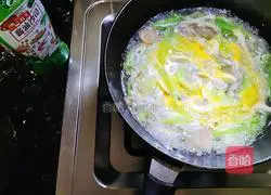 Illustration of how to make lettuce, oyster mushroom and egg soup 6