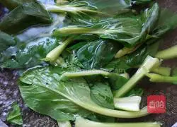 Illustration of how to make vegetable and egg soup 4