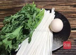 Illustration of how to make chrysanthemum egg noodle soup 1