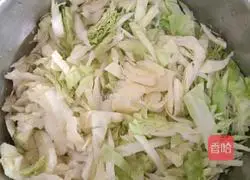 Illustration of how to braise noodles in iron pot 3