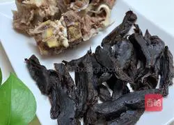 Illustration of how to stew aged dried radish (preserved vegetables) in bone soup 3