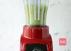 Illustration of how to make kiwi and pear juice 3