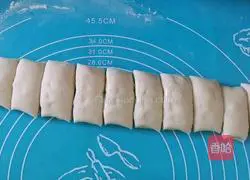 Illustration of how to make sesame and green onion flower rolls 10